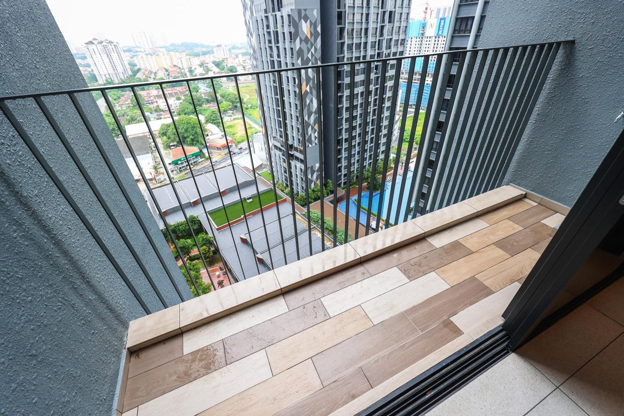 Millerz Square By Mykey Apartman Kuala Lumpur Kültér fotó A balcony in a condominium
