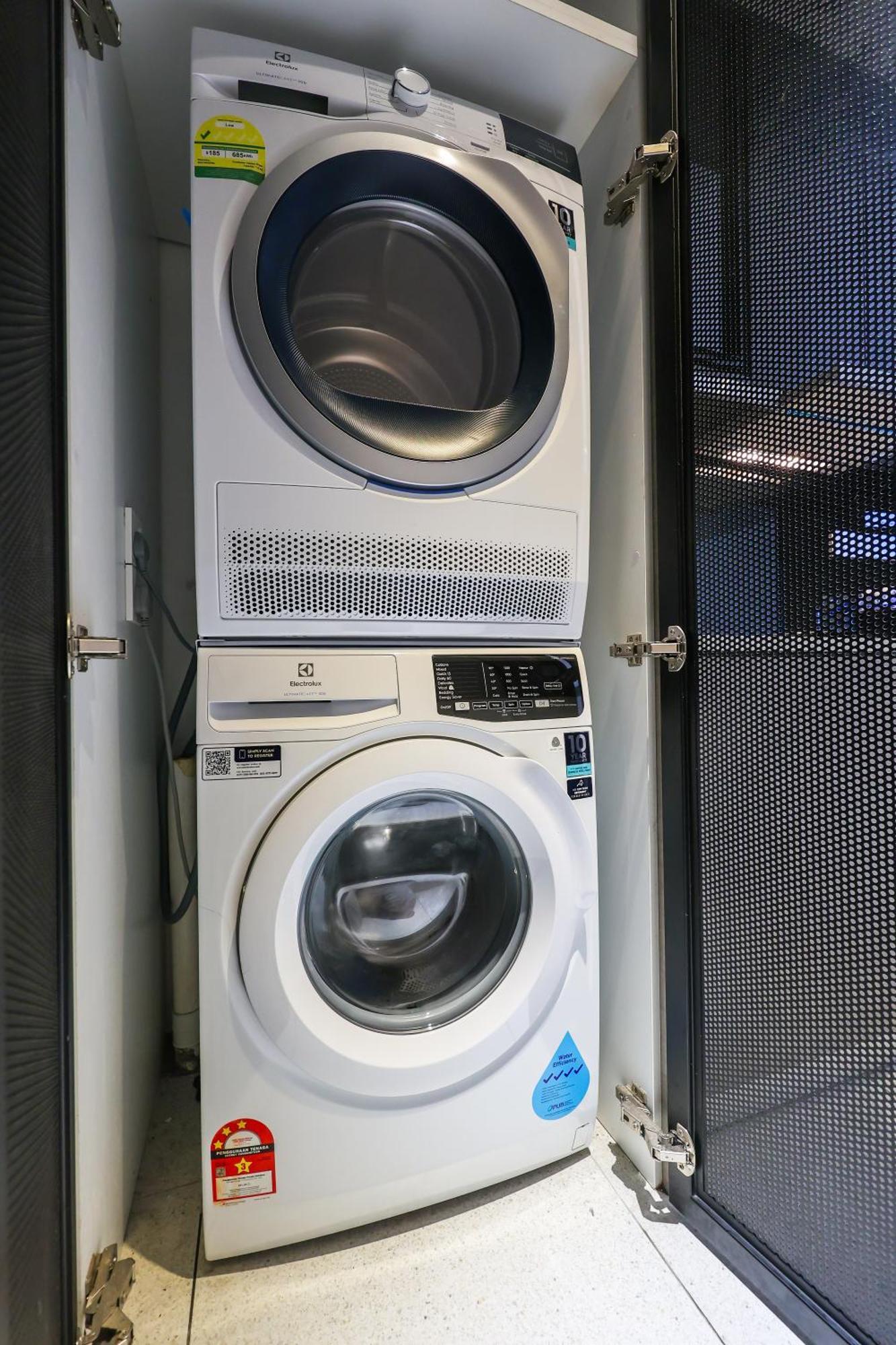 Millerz Square By Mykey Apartman Kuala Lumpur Kültér fotó A clothes dryer (top) and a washing machine (bottom)
