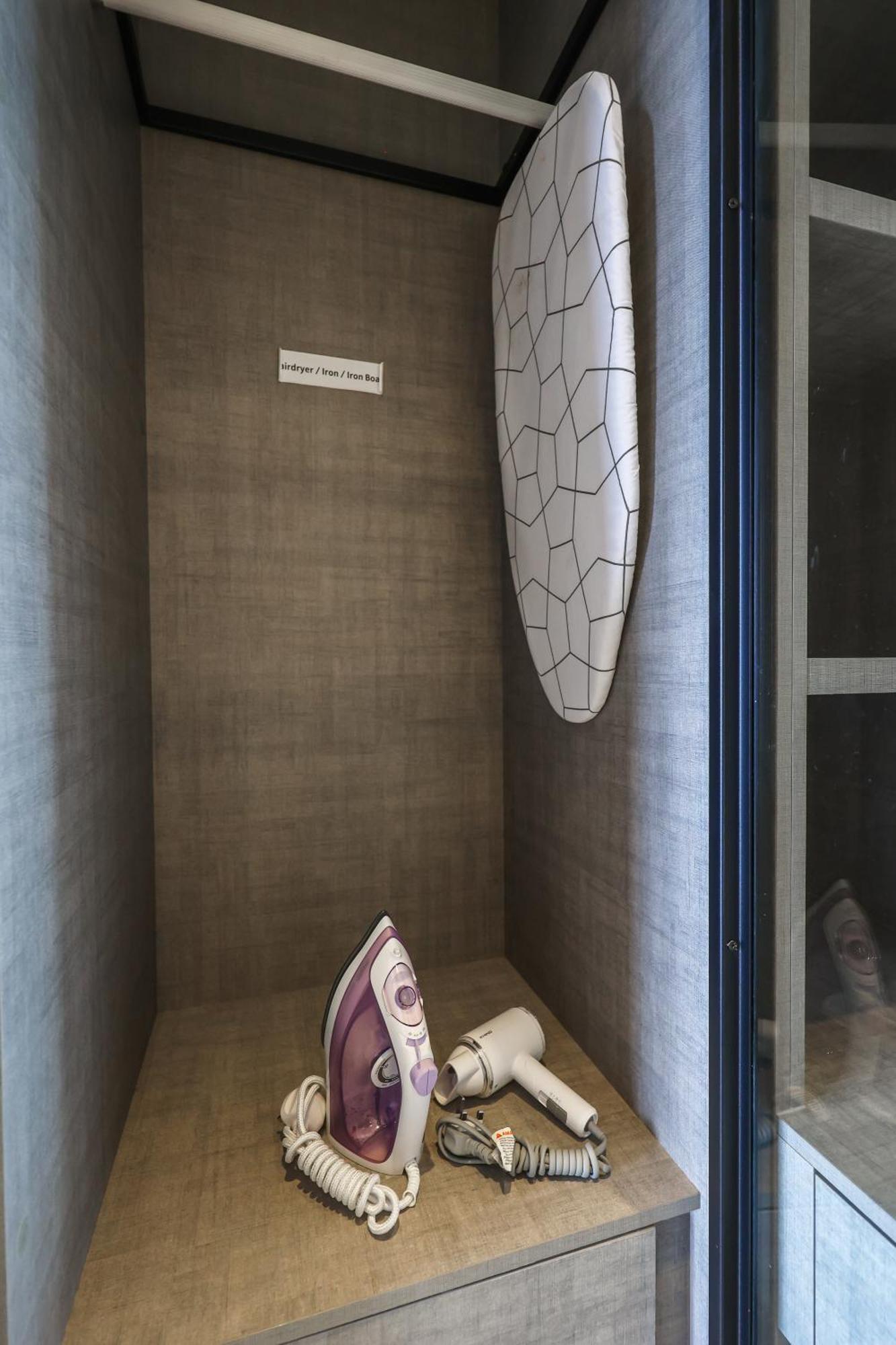 Millerz Square By Mykey Apartman Kuala Lumpur Kültér fotó A surfboard in a hotel room