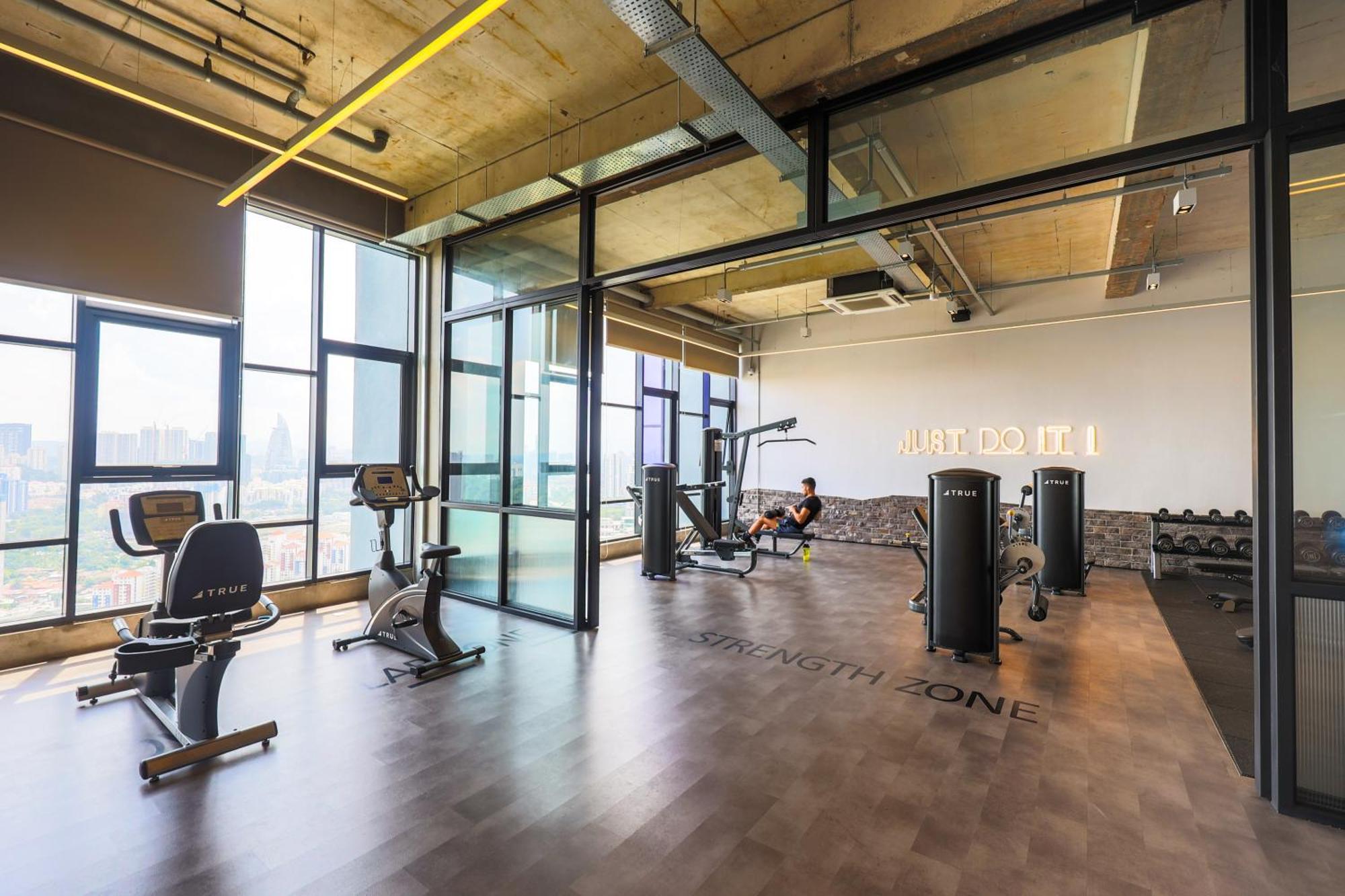 Millerz Square By Mykey Apartman Kuala Lumpur Kültér fotó The gym at the 100th floor
