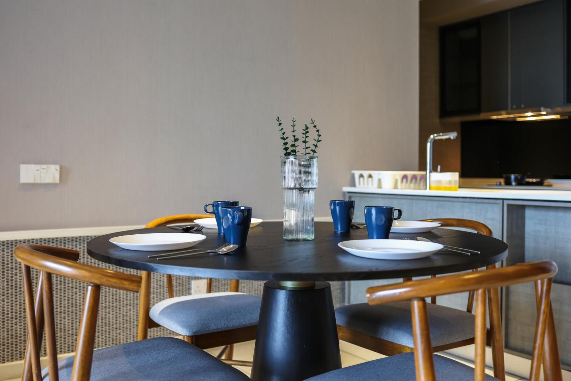 Millerz Square By Mykey Apartman Kuala Lumpur Kültér fotó A dining table with four chairs