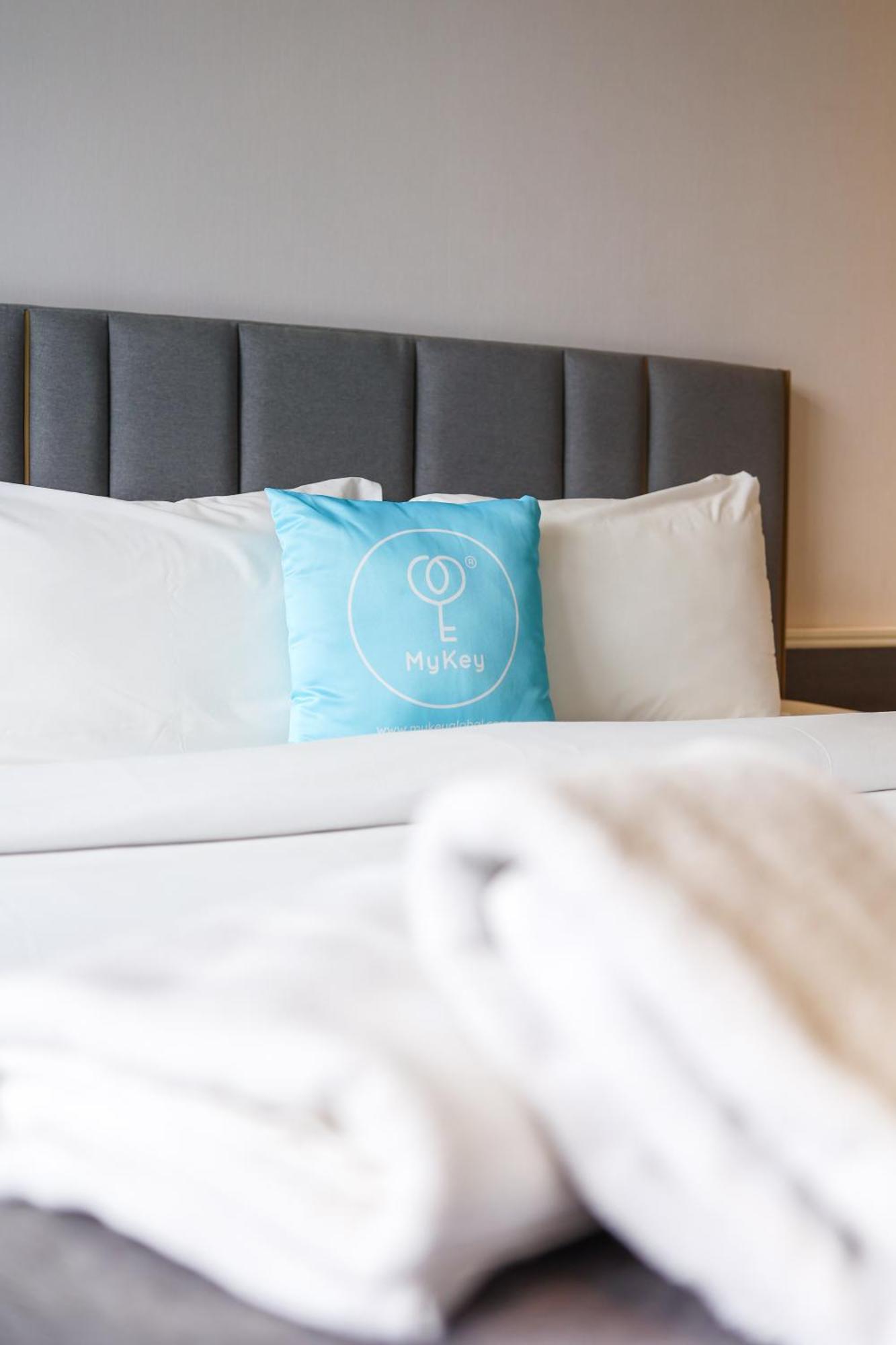 Millerz Square By Mykey Apartman Kuala Lumpur Kültér fotó A pillow with the Hurawalhi logo
