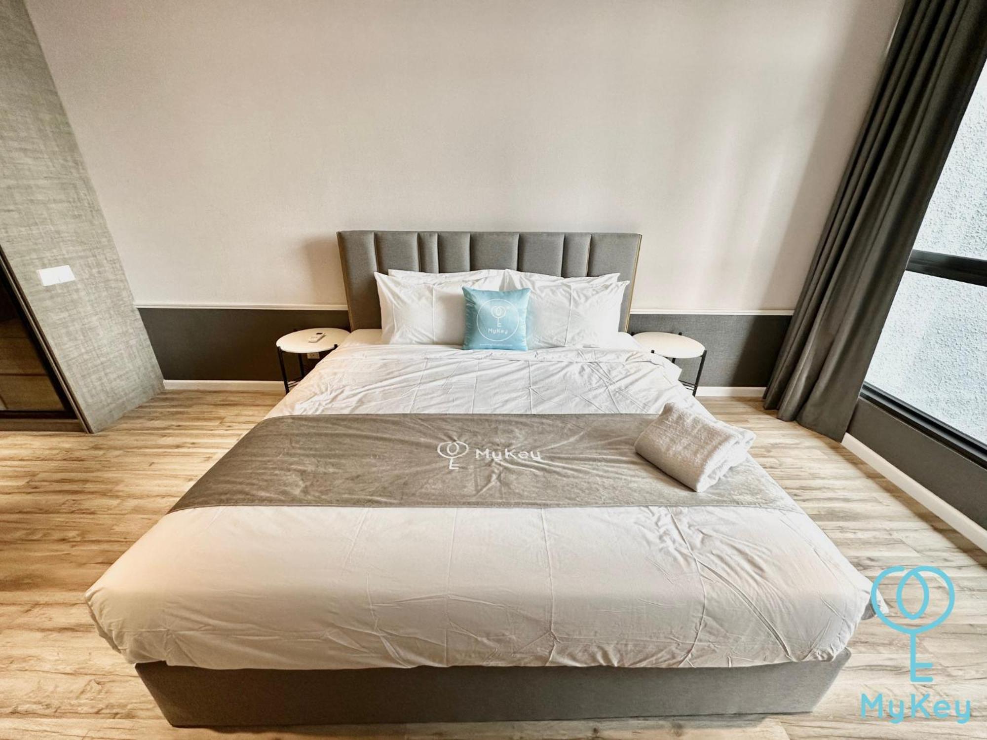 Millerz Square By Mykey Apartman Kuala Lumpur Kültér fotó A bedroom in a serviced apartment in Hong Kong